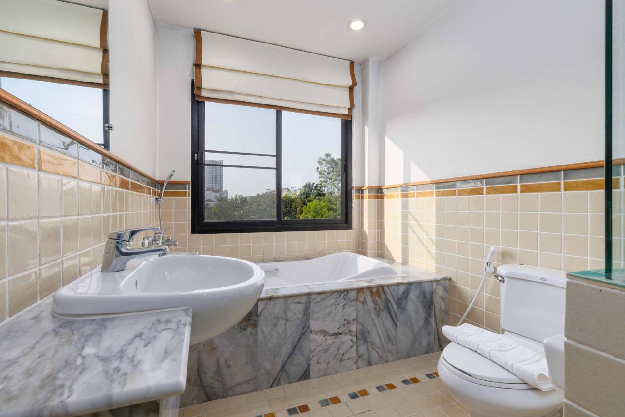 Charlie House Pin Klao Otel Bangkok Dış mekan fotoğraf