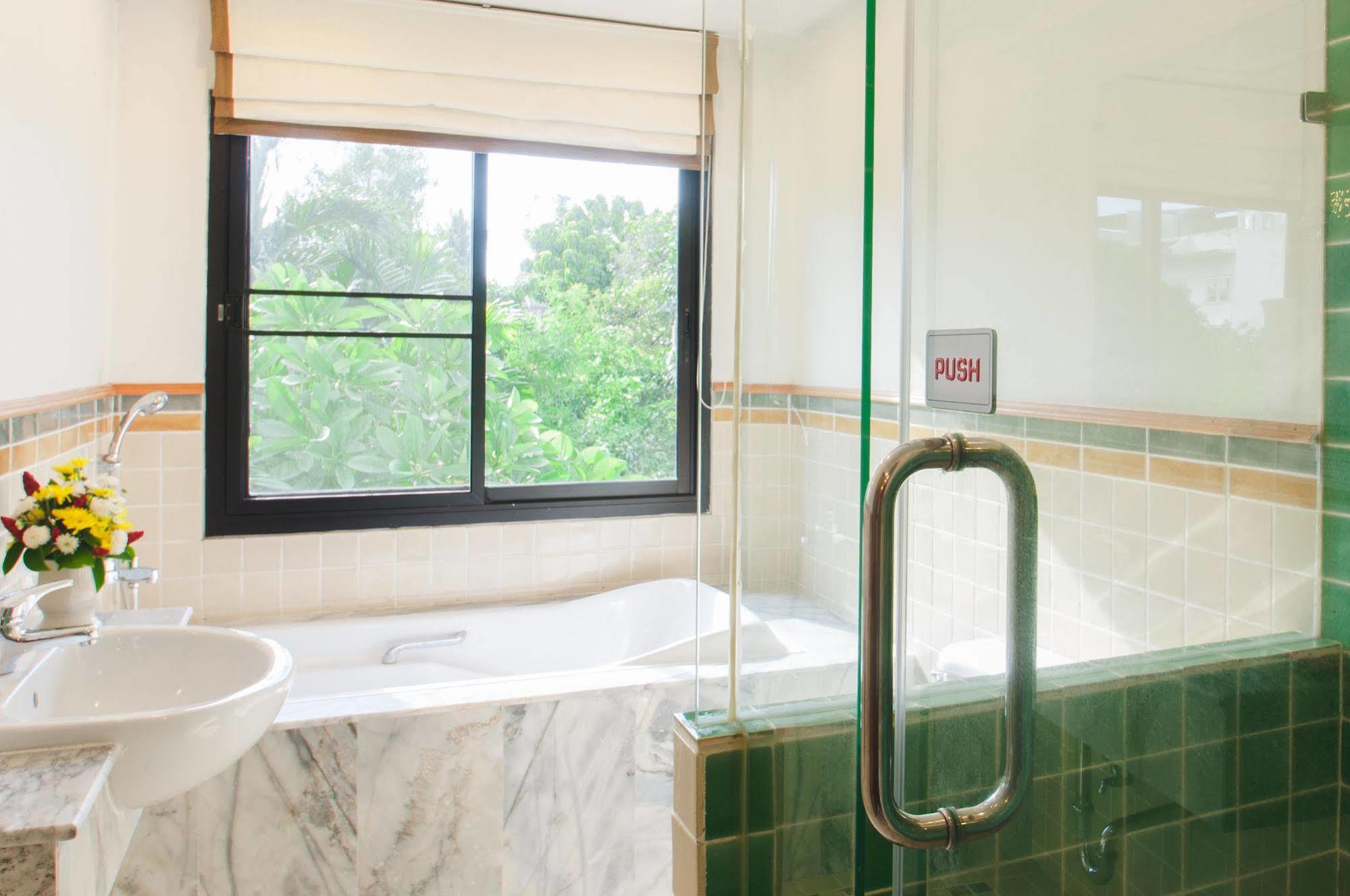Charlie House Pin Klao Otel Bangkok Dış mekan fotoğraf